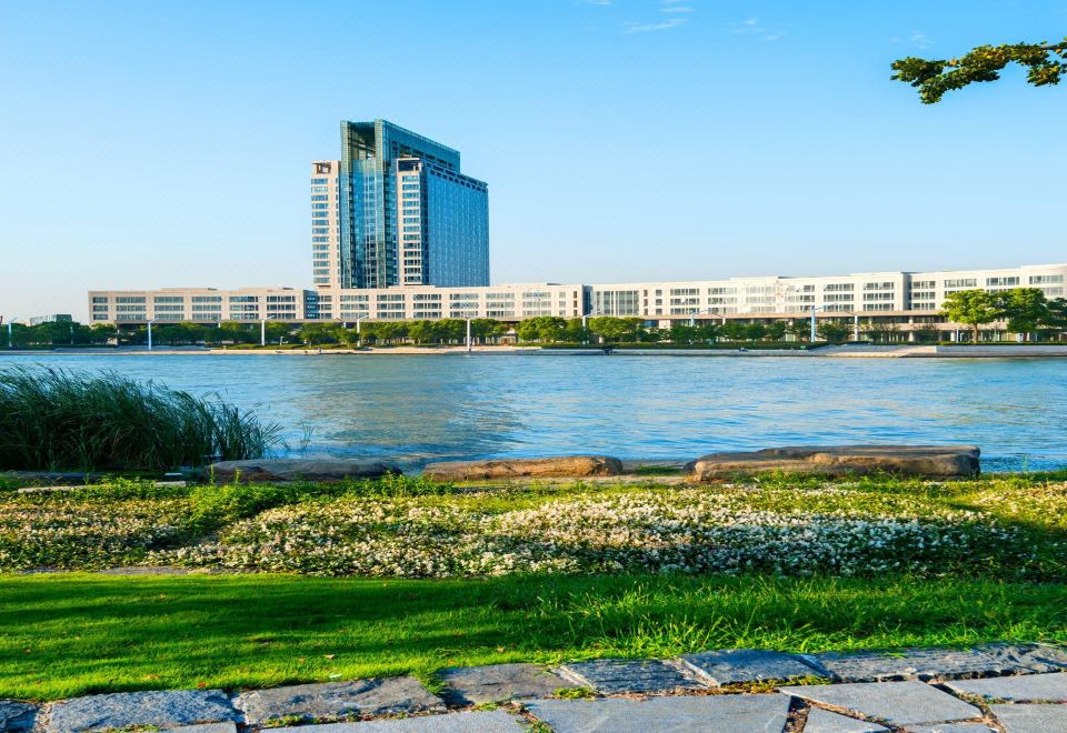 호텔 조식 뷔페 장면