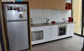 Spacious 1 Bedroom Apartment in the Heart of Melbourne's CBD