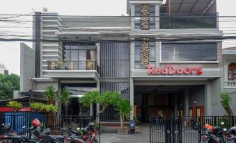 RedDoorz Plus Near Amplaz Yogyakarta