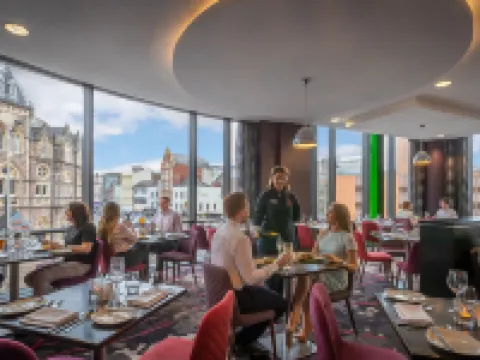 โรงแรมเคลตัน คาร์ดิฟ โรงแรมในคาร์ดิฟฟ์