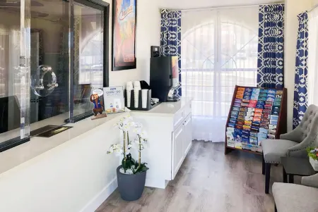 Travelodge by Wyndham Harbor City Отели рядом с достопримечательностью «Drum Barracks Civil War Museum»