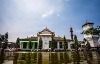RedDoorz Syariah Near Simpang Sekip Palembang Hotels in Pahlawan