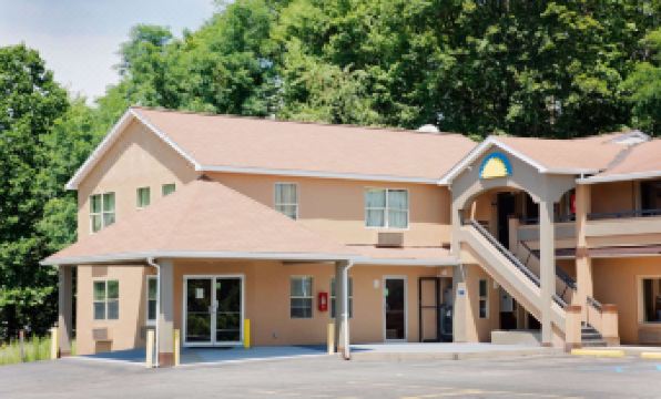 Days Inn by Wyndham Fairmont