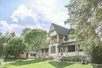The Saucy Willow Inn and Cottages Các khách sạn ở Kawartha Lakes
