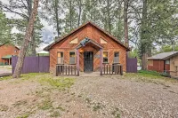 Ruidoso Cabin w/ Deck & Grill - Walk to Town! 루이도소 호텔