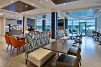 Holiday Inn Express & Suites KINGSTON CENTRAL by IHG - breakfast