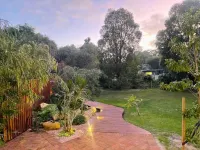 Grape Juice Retreat Rustic Romantic Gateway 5Mins to Beaches & Town