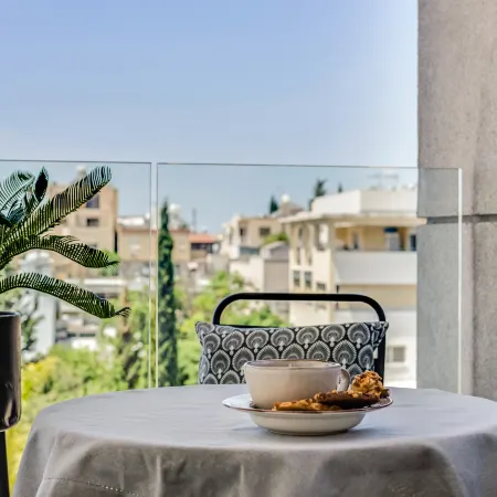 Sanders Elgio - Cute 2-Bdr Apt with Balcony