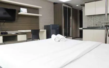 Prime and Comfy Studio at Tamansari la Grande Apartment by Travelio Отели рядом с достопримечательностью «Собор Святого Петра»