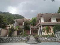 Blue Bell Hotel and Restaurant Balakot فنادق في Balakot