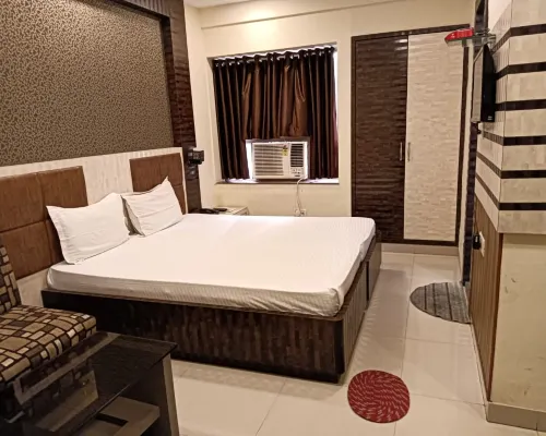 Diamond Plaza Hotels near Marble Palace