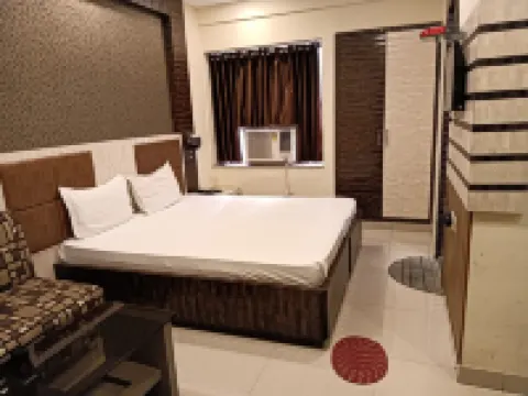 Diamond Plaza Hotels near Jorasanko Thakurbari