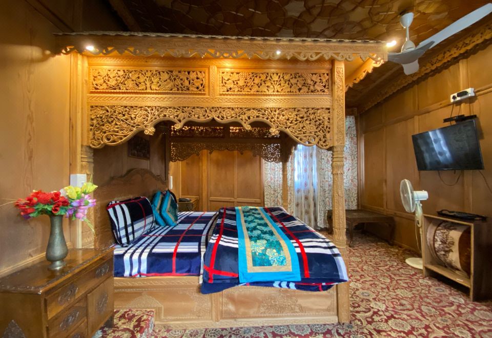 Sikandra Palace Group of Houseboats