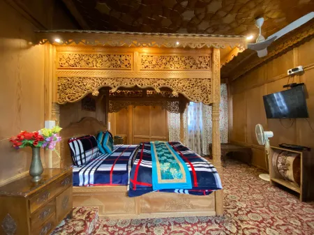 Sikandra Palace Group of Houseboats Отели рядом с достопримечательностью «Индира Ганди Мемориал Тьюлип Гарден»