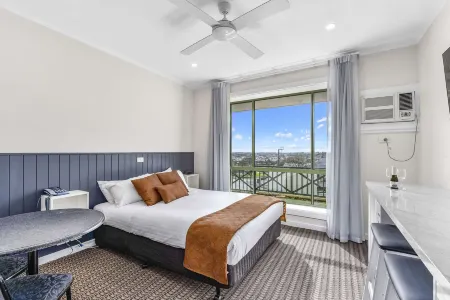 Comfort Inn the Lakes Отели рядом с достопримечательностью «Кейв Гарден»