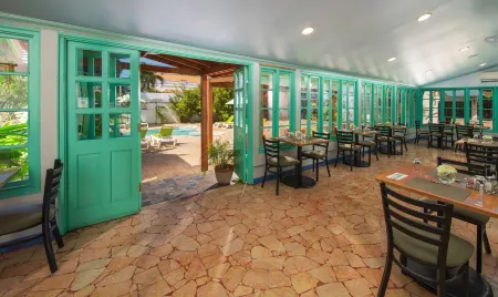 Toby's Resort Отели в г. Монтего-Бей