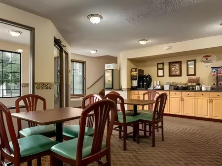 Super 8 by Wyndham Red Wing