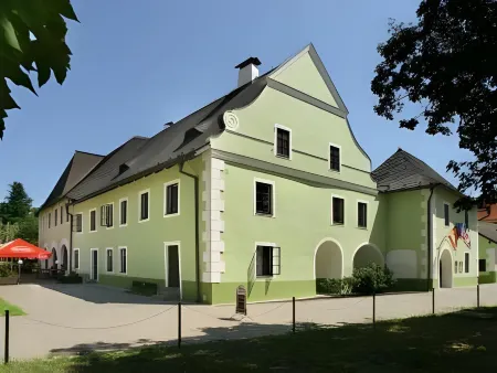 Rožmberský dvůr