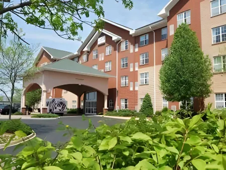 Hawthorn Suites by Wyndham Louisville East Отели в г. Сейнт Мэттьюс