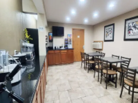 Super 8 by Wyndham Newton Hotels in Newton