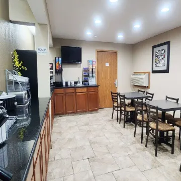 Super 8 by Wyndham Newton