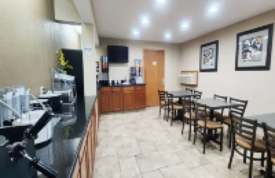 수퍼 8 바이 윈덤 뉴턴