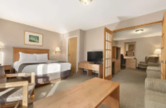 Days Inn & Suites by Wyndham Thunder Bay