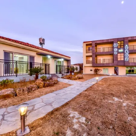 Seogwipo Sunrise Green Village Pension Отели рядом с достопримечательностью «Монумент Ёнхонпо»