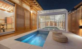 Gyeongju Hwangridan-Gil Hanok Private Pool Villa Muwon
