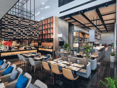 Novotel Phnom Penh BKK 1 Отели рядом с достопримечательностью «Статуя короля отца Нородома Сиханука»