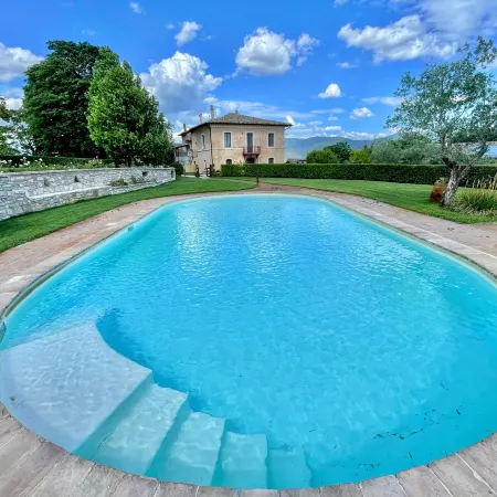 Spoleto Tranquilita Sleeps 20 with Wifi Pool Yoga Studio Gardens and Views