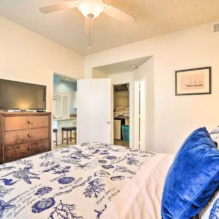 Corpus Christi Condo - Walk to Whitecap Beach!