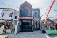 RedDoorz @ Sangnala Homestay Pakisaji Các khách sạn ở Talangagung