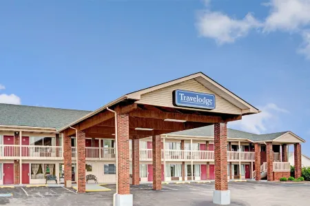 Travelodge by Wyndham Sellersburg / Louisville North Отели в г. Чарлстаун