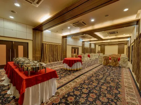 Hotel Surya International Отели в г. Солапур