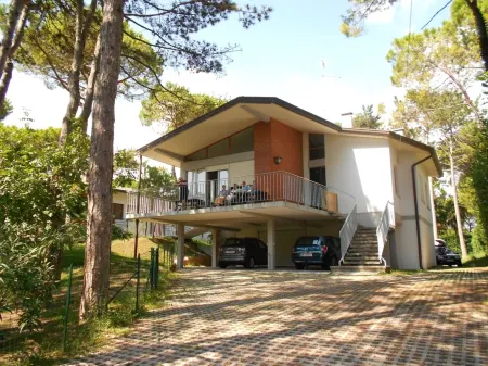 Lovely flat with a Jacuzzi Отели в г. Lignano Pineta