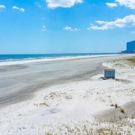 Beach Block! Beautifully furnished 1 bed/1 bath steps to the sand