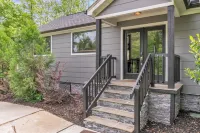 Cozy House on the Hill-Flexible Term for Traveling Professionals