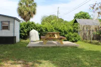 Breezy Cool Vacation Comfy House close to Beaches Post Commons附近的飯店