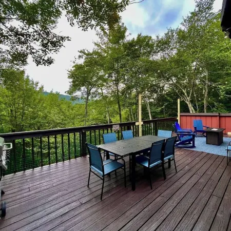 Cabin with Mountain Views / Large Deck / Fireplace / Near Ski Slopes Fresh Snow!