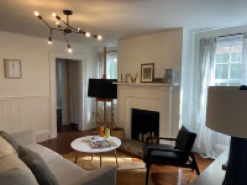 Stylish Apartment walk to Forsyth Park King Bed