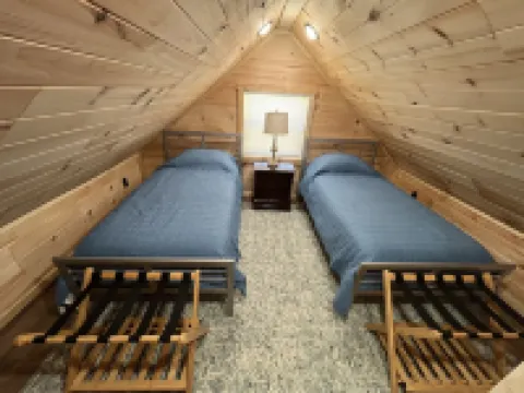 Lillie's Pad -Cozy 2-bedroom cabin- 20 miles from Natural Bridge in Beattyville.