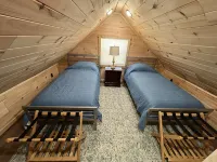 Lillie's Pad -Cozy 2-bedroom cabin- 20 miles from Natural Bridge in Beattyville.