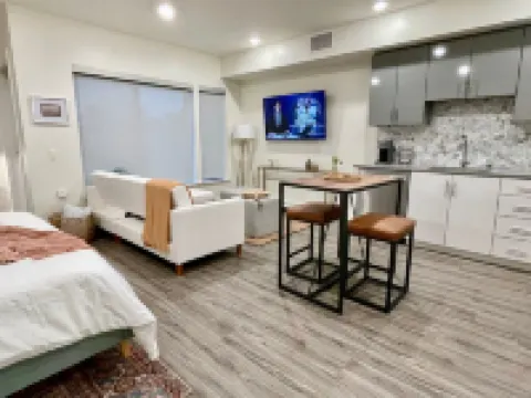 Dogs Stay Free • Luxe Downtown Apt • King Bed • Garage Parking • In-Unit W/D