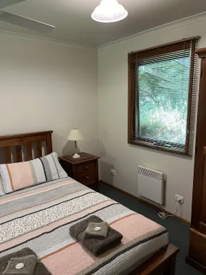 Alpine Delux Cottage, 8 acres of magnificent garden on the Ovens River.