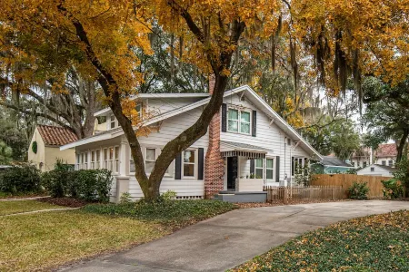 Huge charming home - 5 min to historic downtown and beach! Quiet neighborhood.