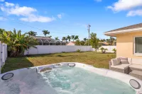 Hot Tub/ King Bed - Cozy Home in Cape Coral!