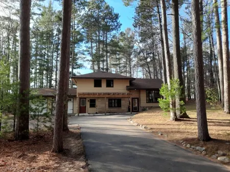 Beautiful Lakefront Home on Crystal Clear, Private, Full Recreation Lake Отели в г. Три Лейкс