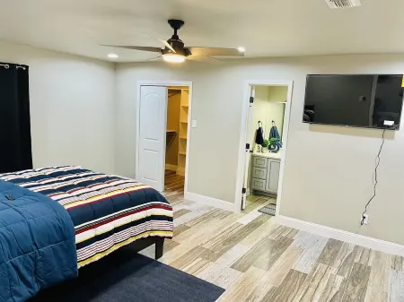 Stylish 5Bedroom/6Beds/2Bath Plenty of Parking