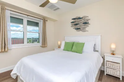 High Rise Luxury Oceanfront Condo, 5th Floor. Close to Everything, Epic Views! Hotels near Hampton Beach State Park